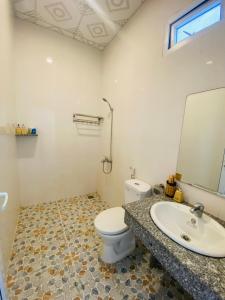 bagno con servizi igienici e lavandino di Homestay BONO Mũi Né a Phan Thiet