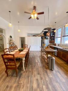 Køkken eller tekøkken på The Shopkeeper's Cottage ~ CHIC!