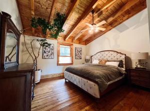 a bedroom with a bed and a wooden ceiling at Misty Mountains Lodge in Ronceverte