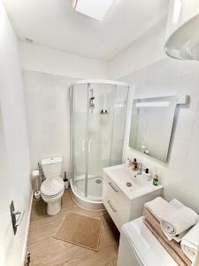 La salle de bains est pourvue d'une douche, de toilettes et d'un lavabo. dans l'établissement Cocon Urbain, Centre Ville Quartier Vieux-Port - rue Paradis, Rénové, climatisé, 3pers, à Marseille