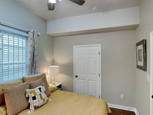 1 dormitorio con cama y ventana en Barnard Row 1404 en Savannah