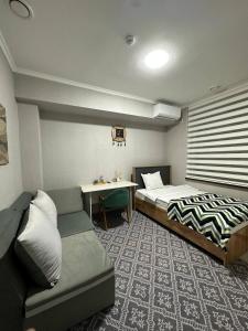 Postel nebo postele na pokoji v ubytování Cube House Osh