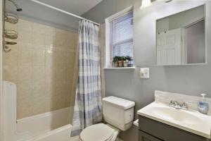 ein Badezimmer mit einem WC, einem Waschbecken und einem Spiegel in der Unterkunft Nice Renovated 2 Bdrm Apt W Comfortable Amenities in Philadelphia
