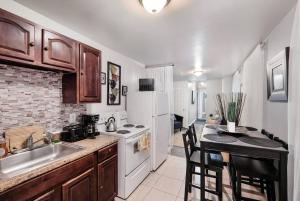 eine Küche mit einer Spüle und einem weißen Kühlschrank in der Unterkunft Nice Renovated 2 Bdrm Apt W Comfortable Amenities in Philadelphia