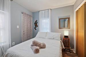 ein Schlafzimmer mit einem Bett und einem Handtuch darauf in der Unterkunft Nice Renovated 2 Bdrm Apt W Comfortable Amenities in Philadelphia