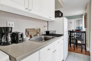 eine Küche mit einer Spüle und einer Arbeitsplatte in der Unterkunft Next To Penn Med & Center City Stylish 1bdrm Flat in Philadelphia