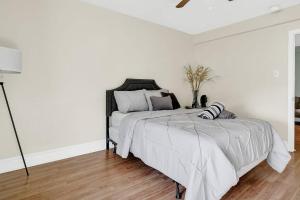 ein weißes Schlafzimmer mit einem großen Bett in einem Zimmer in der Unterkunft Next To Penn Med & Center City Stylish 1bdrm Flat in Philadelphia
