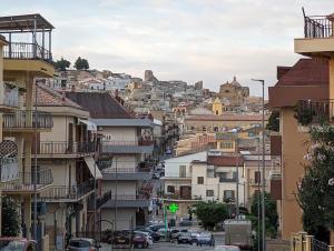 uma vista para uma cidade com edifícios em Appartamento "Rina Centro Sicilia" em Pietraperzia