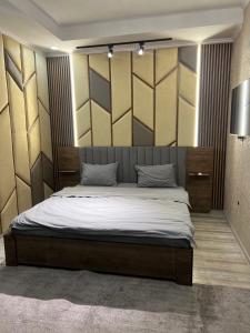 Postel nebo postele na pokoji v ubytování Cube House Osh