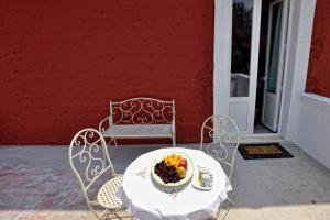 a table and chairs with a bowl of fruit on it at Villa Giorgia in Monopoli