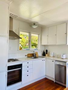 Serene Lake Taupo Abodeにあるキッチンまたは簡易キッチン