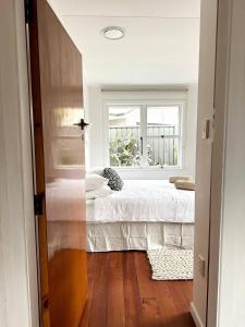 Llit o llits en una habitació de Serene Lake Taupo Abode