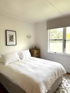 Llit o llits en una habitació de Serene Lake Taupo Abode