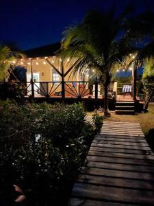 una pasarela frente a una casa con palmeras en Hidden Paradise - Cottage, en Nassau