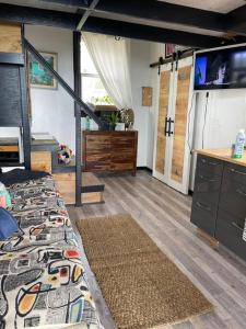 ein Schlafzimmer mit einem Bett und einem TV. in der Unterkunft Hidden Paradise - Cottage in Nassau