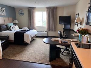 a hotel room with a bed and a table at SONESTA in Houston