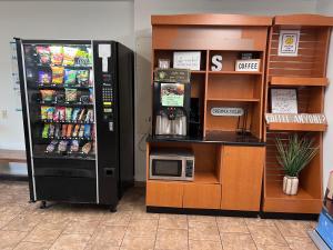 a coffee shop with a refrigerator and a microwave at SONESTA in Houston