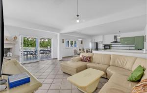 Seating area sa Amazing Home In Makarska With 9 Bedrooms, Wifi And Outdoor Swimming Pool