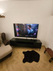 Μια τηλεόραση ή/και κέντρο ψυχαγωγίας στο MONAR Exclusive Center FREE Parking in Garage