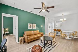 Ruang duduk di Cozy BoHo 2bd Apartment - Cedar Park/North Austin