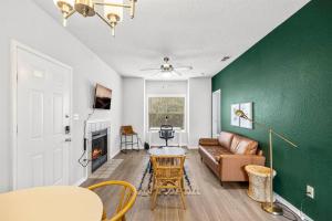Ruang duduk di Cozy BoHo 2bd Apartment - Cedar Park/North Austin