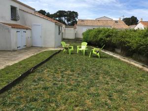 Vonkajšia záhrada v ubytovaní Maison Confortable avec Jardin Clos, Terrasse et Ping-Pong à La Tranche-sur-Mer, Proche Plage - FR-1-194-258