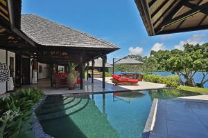 uma piscina ao lado de uma casa em Private Island Experience em Vitouara