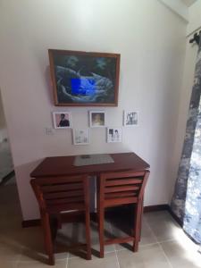 un escritorio de madera en una habitación con una foto en la pared en Beach 1 Bedroom 32, en Ocho Ríos