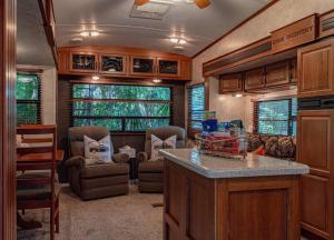 cocina y sala de estar en un vehículo recreativo en Little RV on the Lake, en Lutz