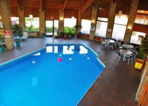 Bazén v ubytování Royalton Inn & Suites Upper Sandusky nebo v jeho okolí