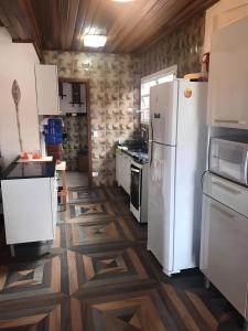 Η κουζίνα ή μικρή κουζίνα στο Casa ótima no Itaguá