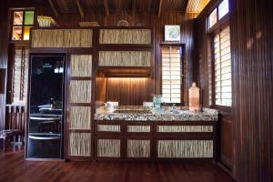 怡保的住宿－Arundina，木墙客房内设有带水槽的浴室