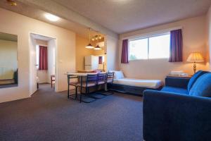 Ruang duduk di Katoomba Town Centre Motel
