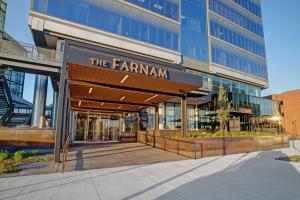 un edificio con un cartello che legge il Farmamn di The Farnam, Autograph Collection a Omaha