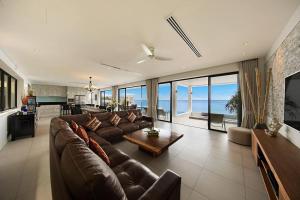 Μια τηλεόραση ή/και κέντρο ψυχαγωγίας στο Beach View Villa