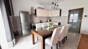 Kuchyň nebo kuchyňský kout v ubytování Kosante - luxury apartment - 150 m2 with fitness room + 31 fotografií