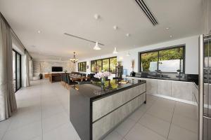 Η κουζίνα ή μικρή κουζίνα στο Beach View Villa