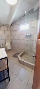a large bathroom with a shower with a tub at Las Hortensias - Depto en Bariloche in San Carlos de Bariloche