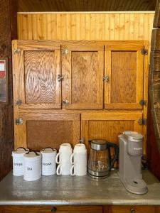 Amador City的住宿－Vintage 1857~Stone & Beam Cellar，杯子的柜台和咖啡壶