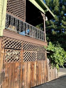 Amador City的住宿－Vintage 1857~Stone & Beam Cellar，房屋内带阳台的木门