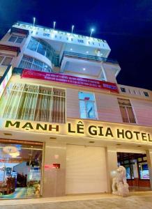 a large building with a sign in front of it at MẠNH LÊ GIA HOTEL in Plei Brel (2)