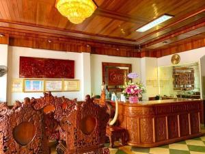 a lobby with chairs and a counter in a room at MẠNH LÊ GIA HOTEL in Plei Brel (2)