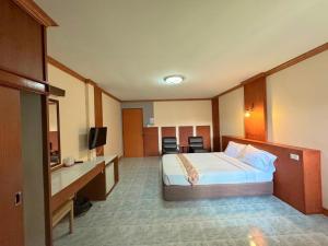 a hotel room with a bed and a television at โรงแรมสยามบูทีค บุรีรัมย์ in Buriram +13 photos