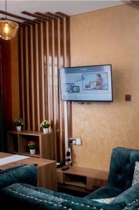 uma sala de estar com uma televisão de ecrã plano na parede em Leleshwa luxury Apartments em Nairobi