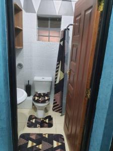 uma casa de banho com um WC e um lavatório em Leleshwa luxury Apartments em Nairobi