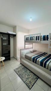 1 dormitorio con 2 literas y alfombra en Departamento AJAL TULUM, en Tulum