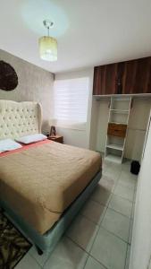 - une chambre avec un grand lit dans l'établissement Departamento AJAL TULUM, à Tulum