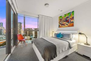 1 dormitorio con cama y ventana grande en View from the Top ~ 2Bed, 2Bath, 2Parking, Balcony, en Brisbane