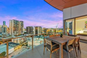 stół na balkonie z widokiem na miasto w obiekcie View from the Top ~ 2Bed, 2Bath, 2Parking, Balcony w mieście Brisbane