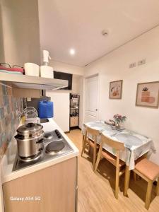 Kitchen o kitchenette sa Azure Urban Resort Residences